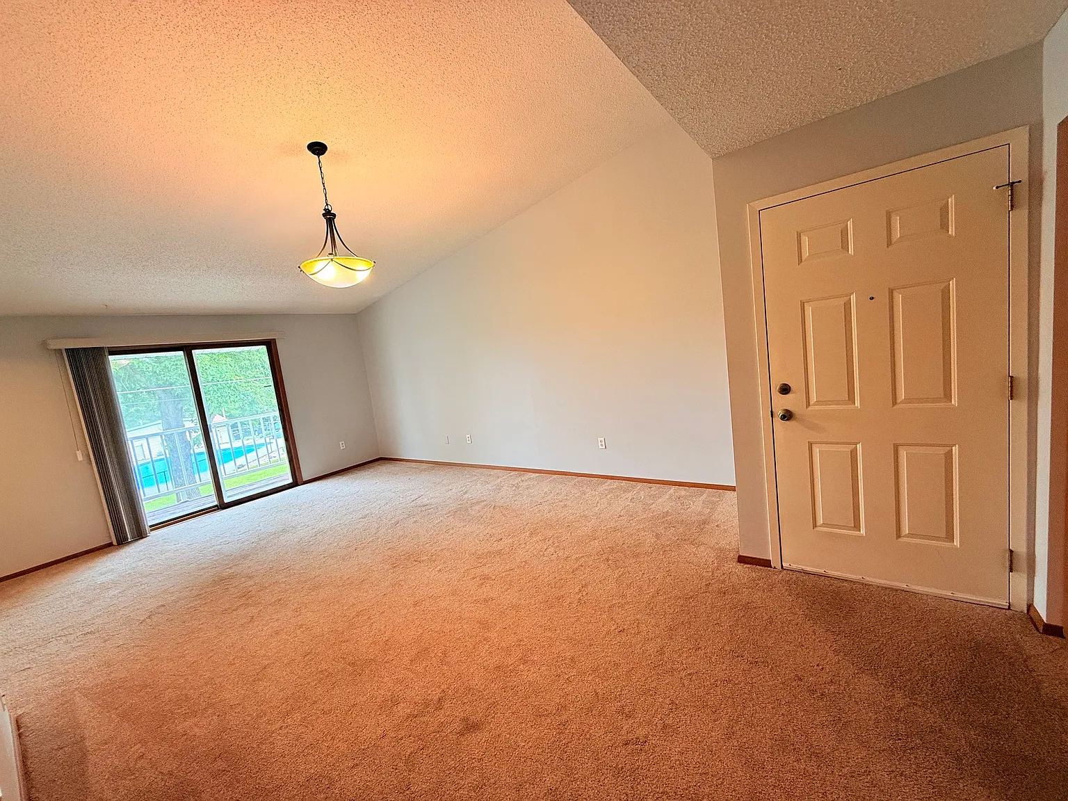 3 bed, 1142 sqft, $1,800 — Photo 3