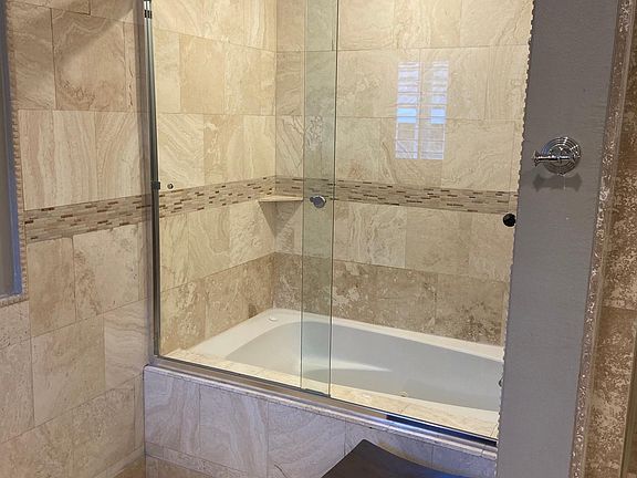 Upstairs Bathroom #1: Master tub