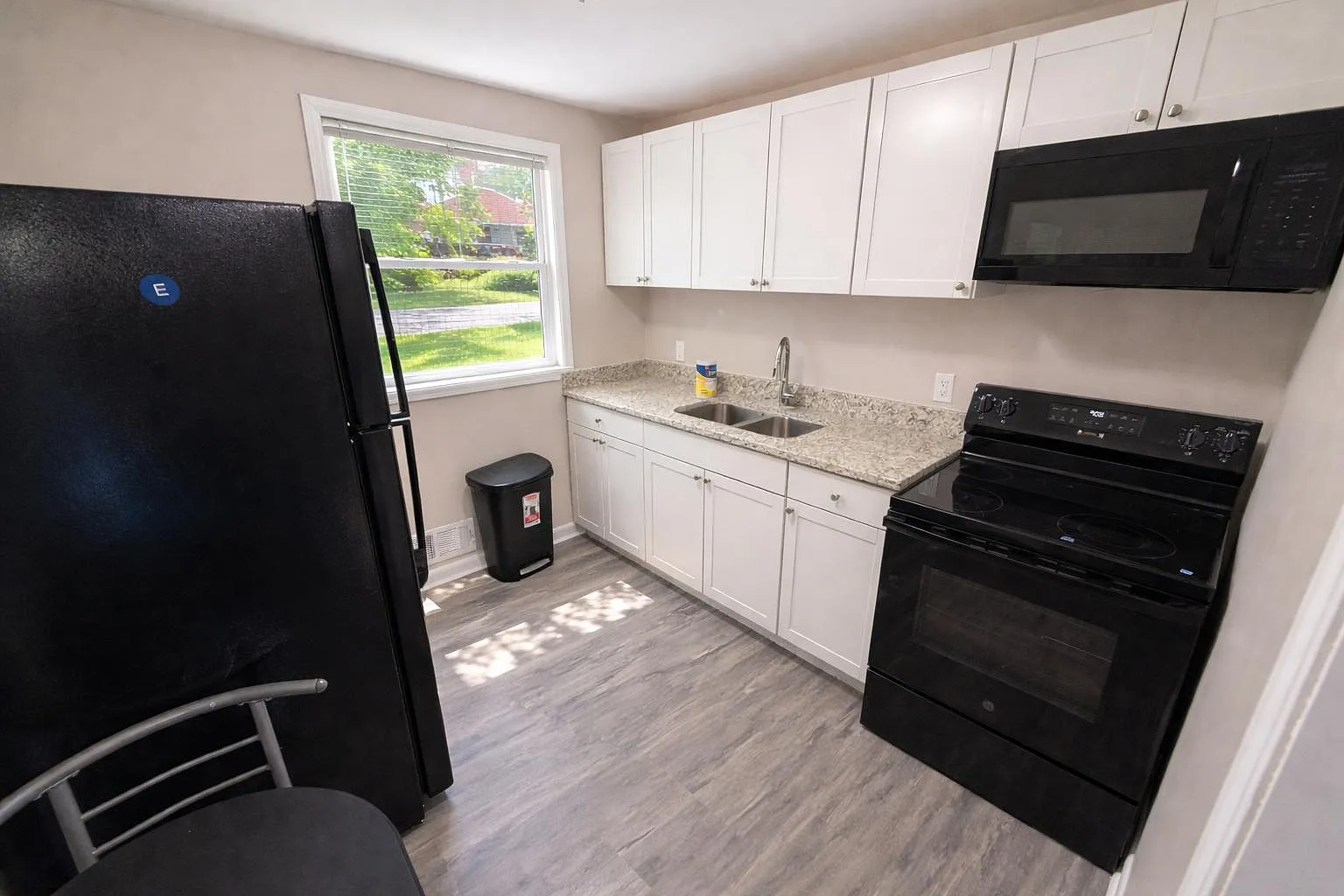 4 bed, 3.0 bath, 2100 sqft, $702 — Photo 2