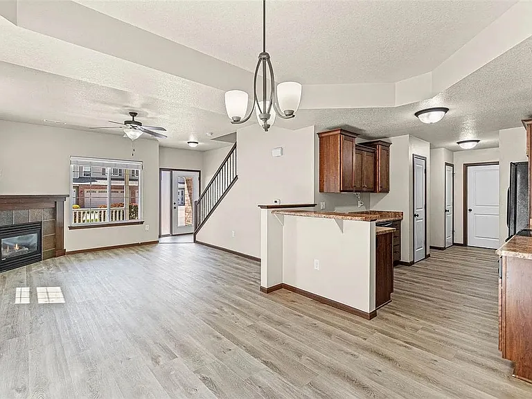 1538 Burr Dr — Photo 3