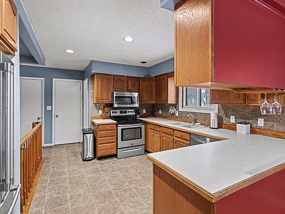 5th image of 17339 McKinley Rd