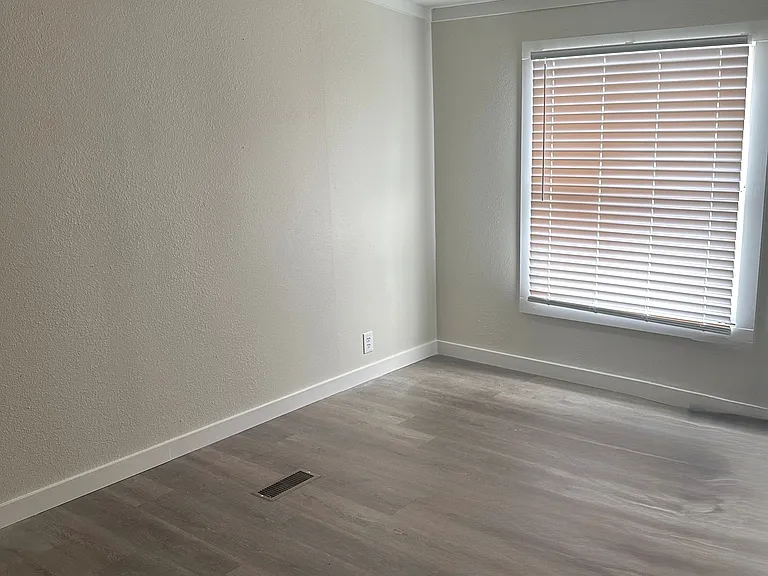 2042 Daisy Lou — Photo 14