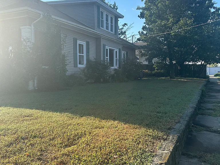 504 E Walnut St — Photo 3