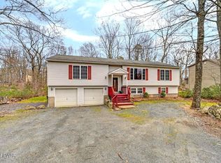 401 Maple Ridge Dr, Shohola, PA 18428