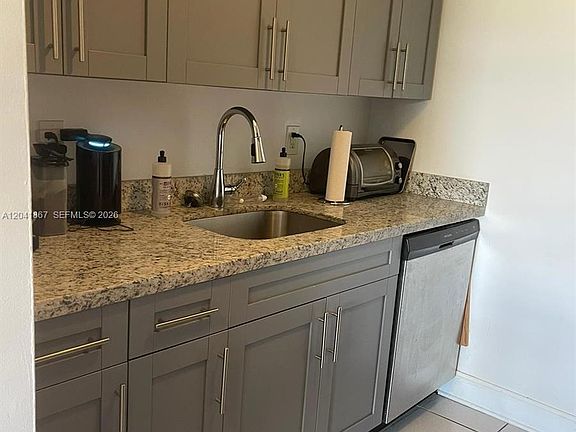 4th image of 130 Mendoza Ave #33