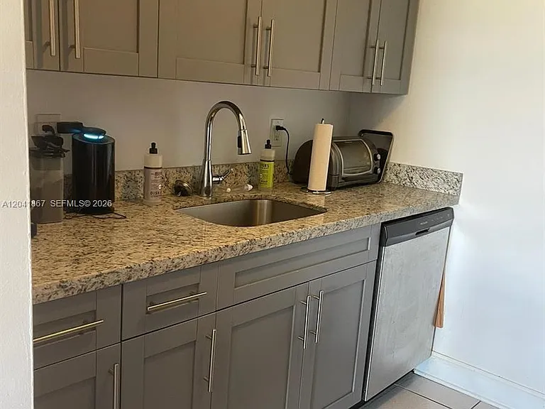 130 Mendoza Ave #33 — Photo 4