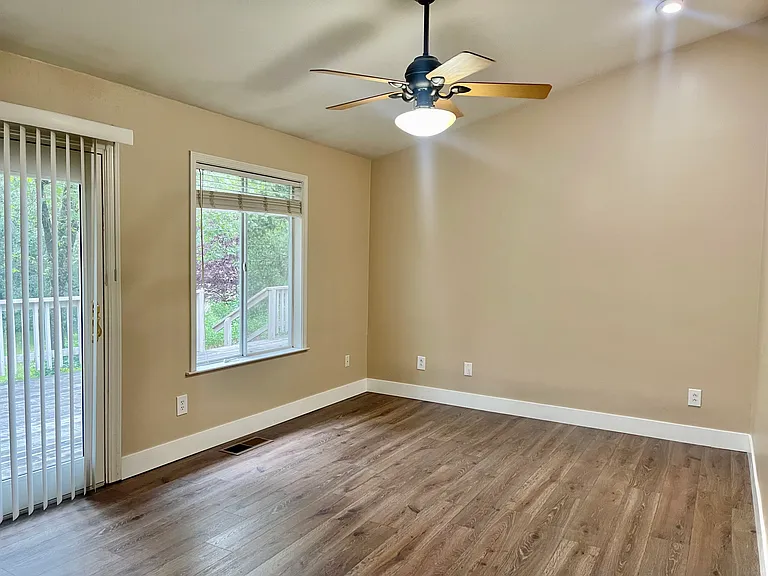 858 Evergreen Ln — Photo 13