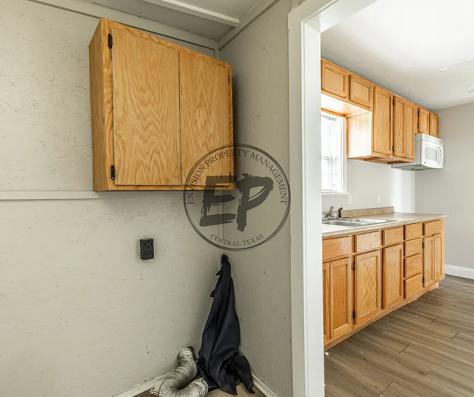 911 East Craven Avenue - 1 — Photo 3