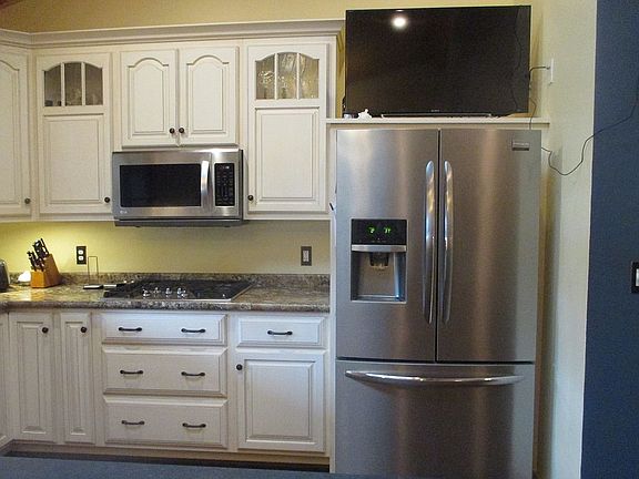 3rd image of 854 McDiarmid Dr