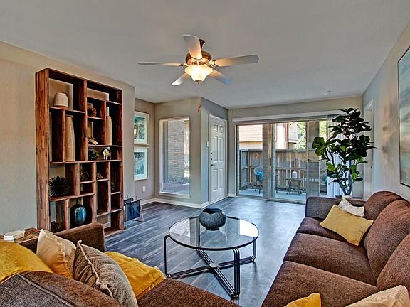4th image of 301 Wilcrest Dr APT 4204