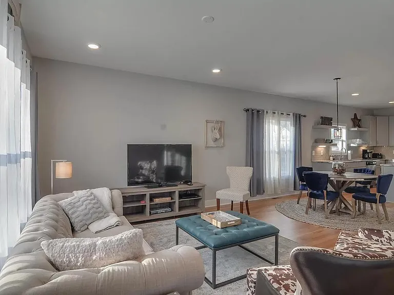 1411B Arthur Ave — Photo 17