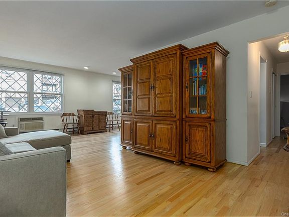 5th image of 496 Sierra Vista Ln