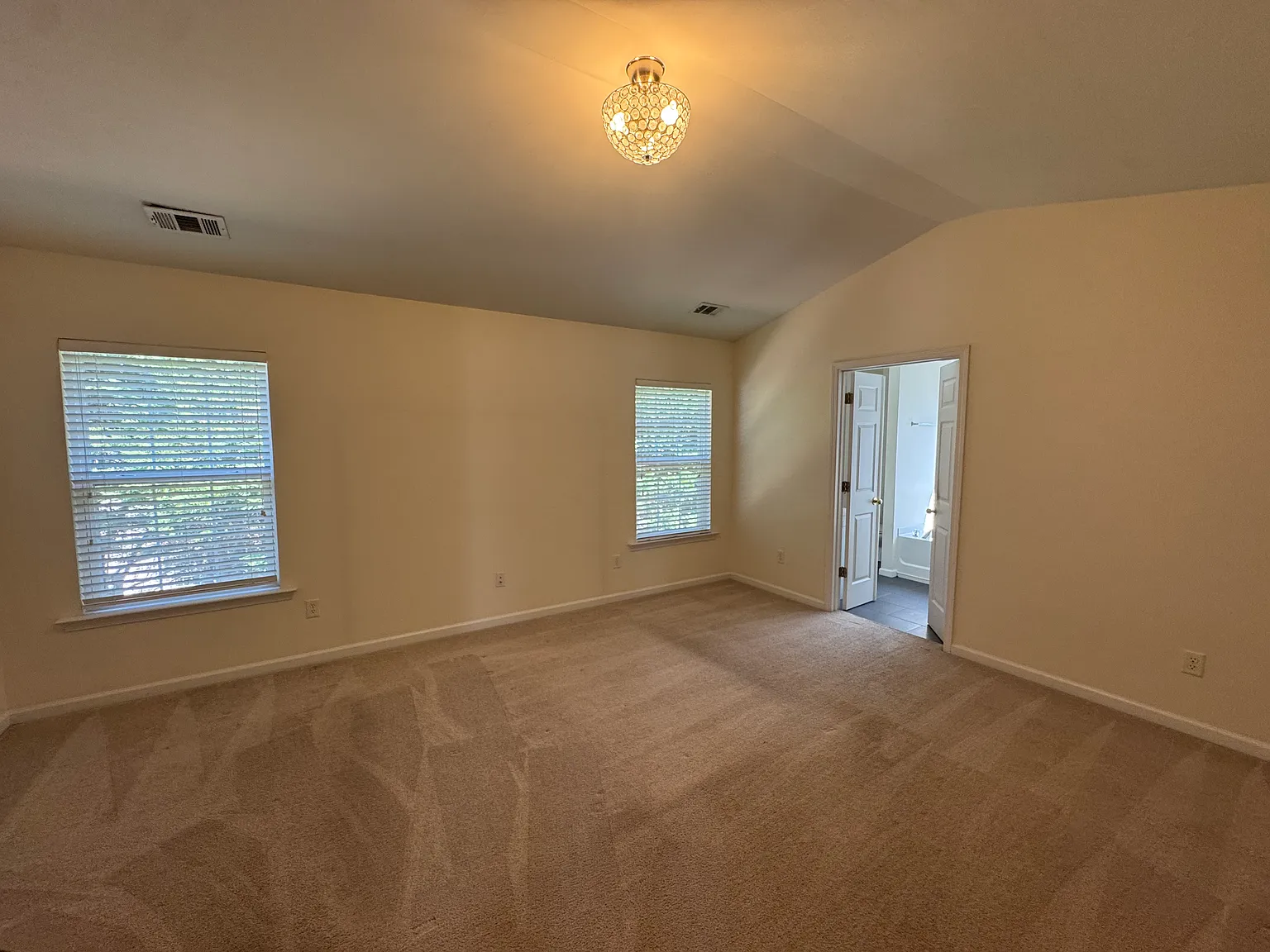 4 bed, 2000 sqft, $2,200 — Photo 3