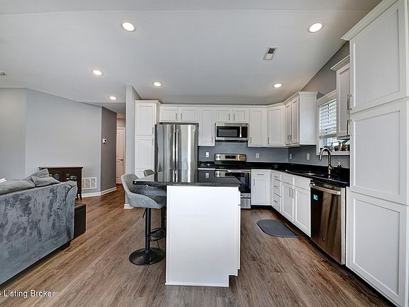 4th image of 9004 Manslick Commons Dr