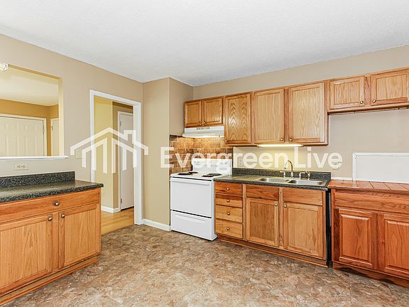 3rd image of 438 Riverside Ln