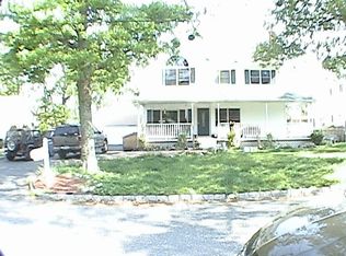 8 Highland Pl, Farmingville, NY 11738