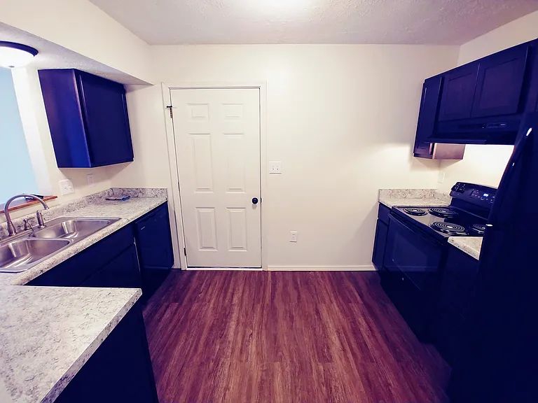 3431 S Kennedy Dr — Photo 2