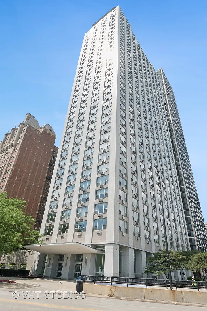 1550 N Lake Shore Dr APT 2E photo 1