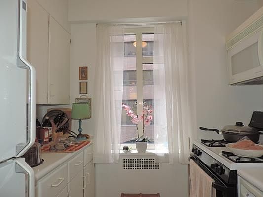 5th image of 41 W 58th St APT 3B
