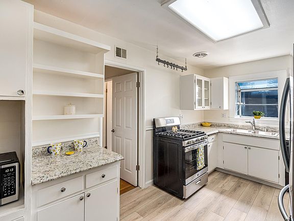 5th image of 2396 Barry Street