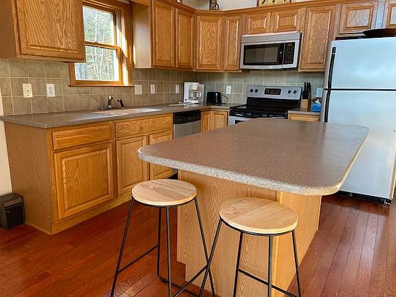 5th image of 90 Acorn Dr