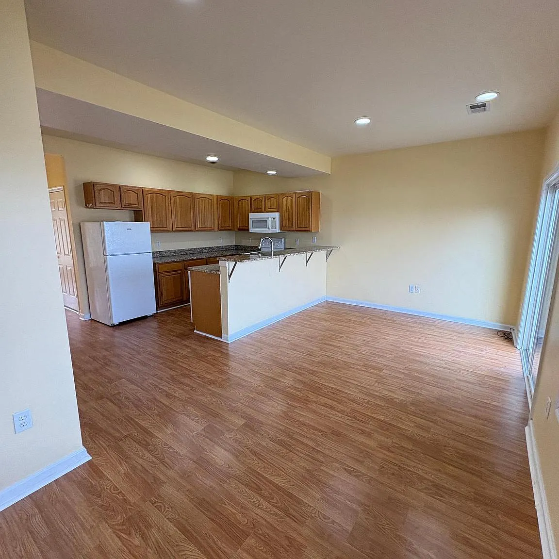 3 bed, 2.5 bath, 1200 sqft, $1,700 — Photo 2