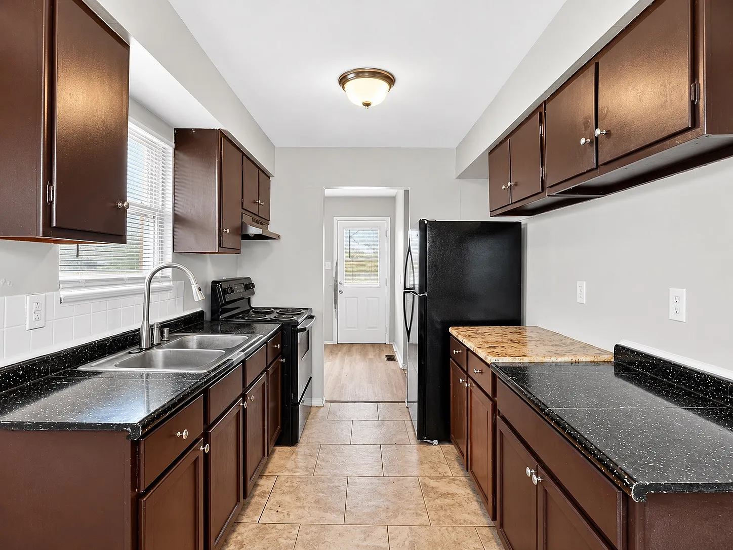 4184 N Grand Ave — Photo 4