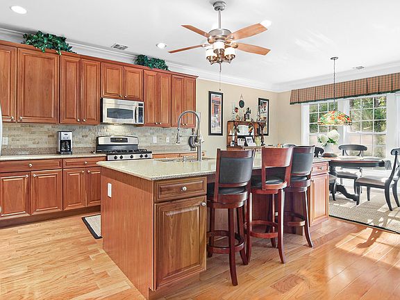 4th image of 139 Scott Dr W