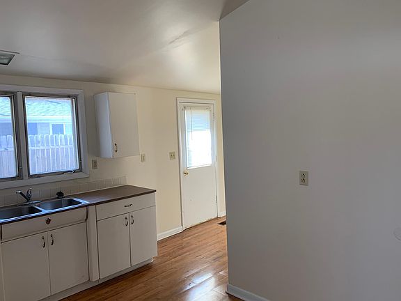 2nd image of 3006 Castle Ct