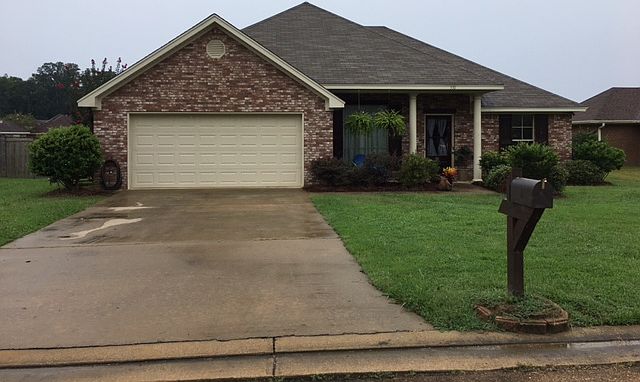 1st image of 530 Oak Park Cir