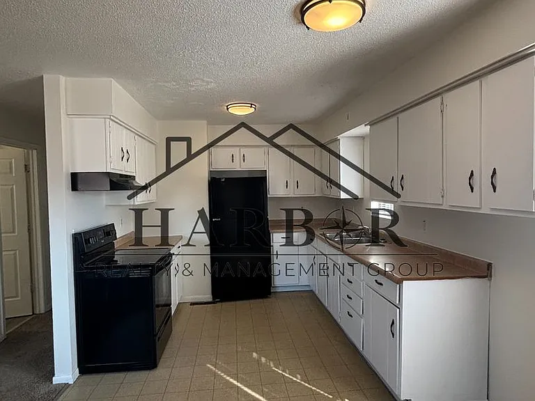 1302 Madison Ave — Photo 1