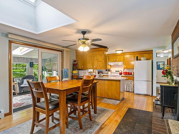 3rd image of 242 Spurwink Avenue