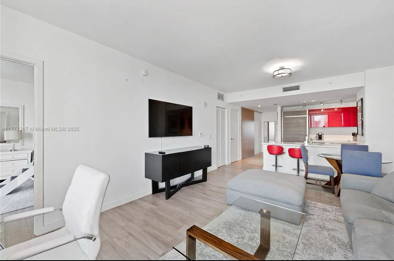 2 bed, 1.0 bath, 877 sqft, $3,609 — Photo 4