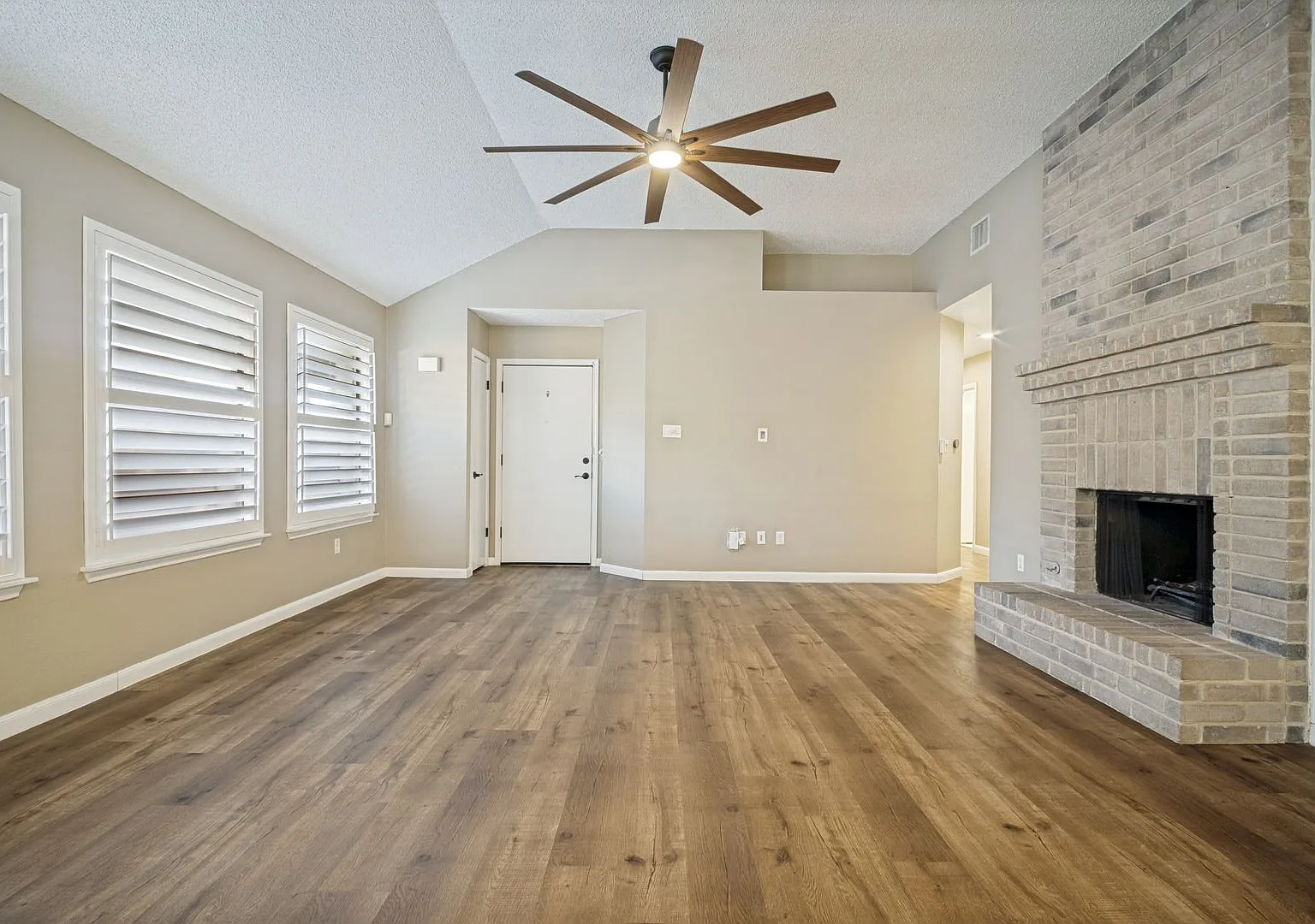 Charming 3 Bedroom in Northern Hills Community — Photo 4
