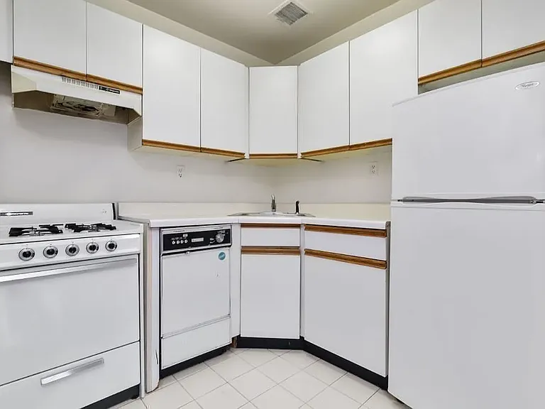 220 E 24th St #1B — Photo 3