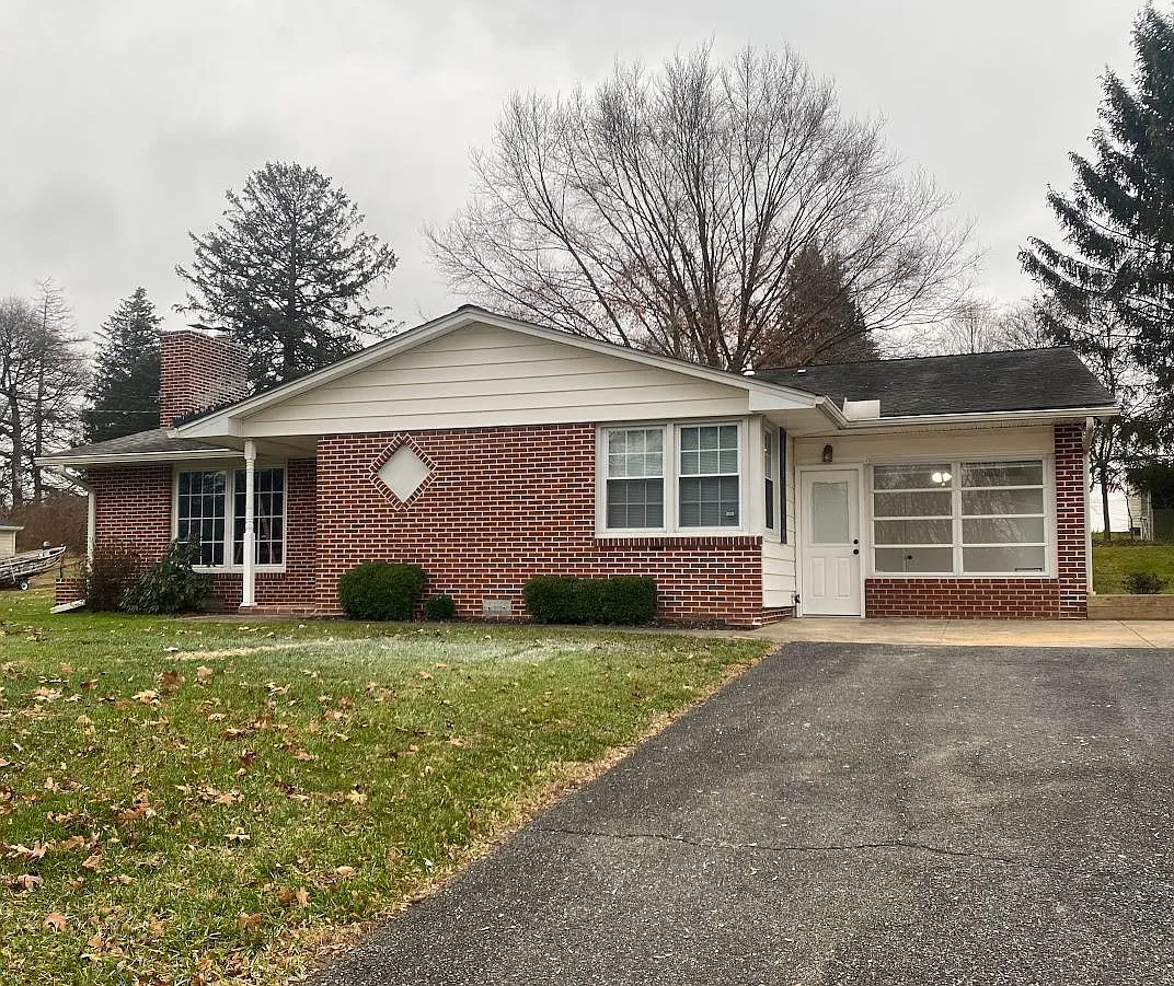 3 bed, 1.5 bath, 1900 sqft, $2,550 — Photo 1