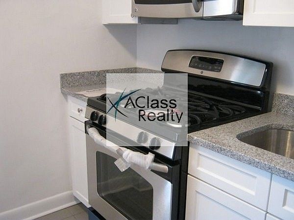 2nd image of 3137 Crescent St #B7