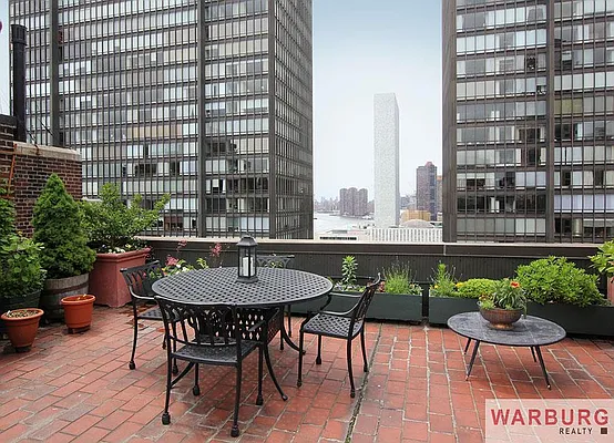 Sold by Warburg | media 25