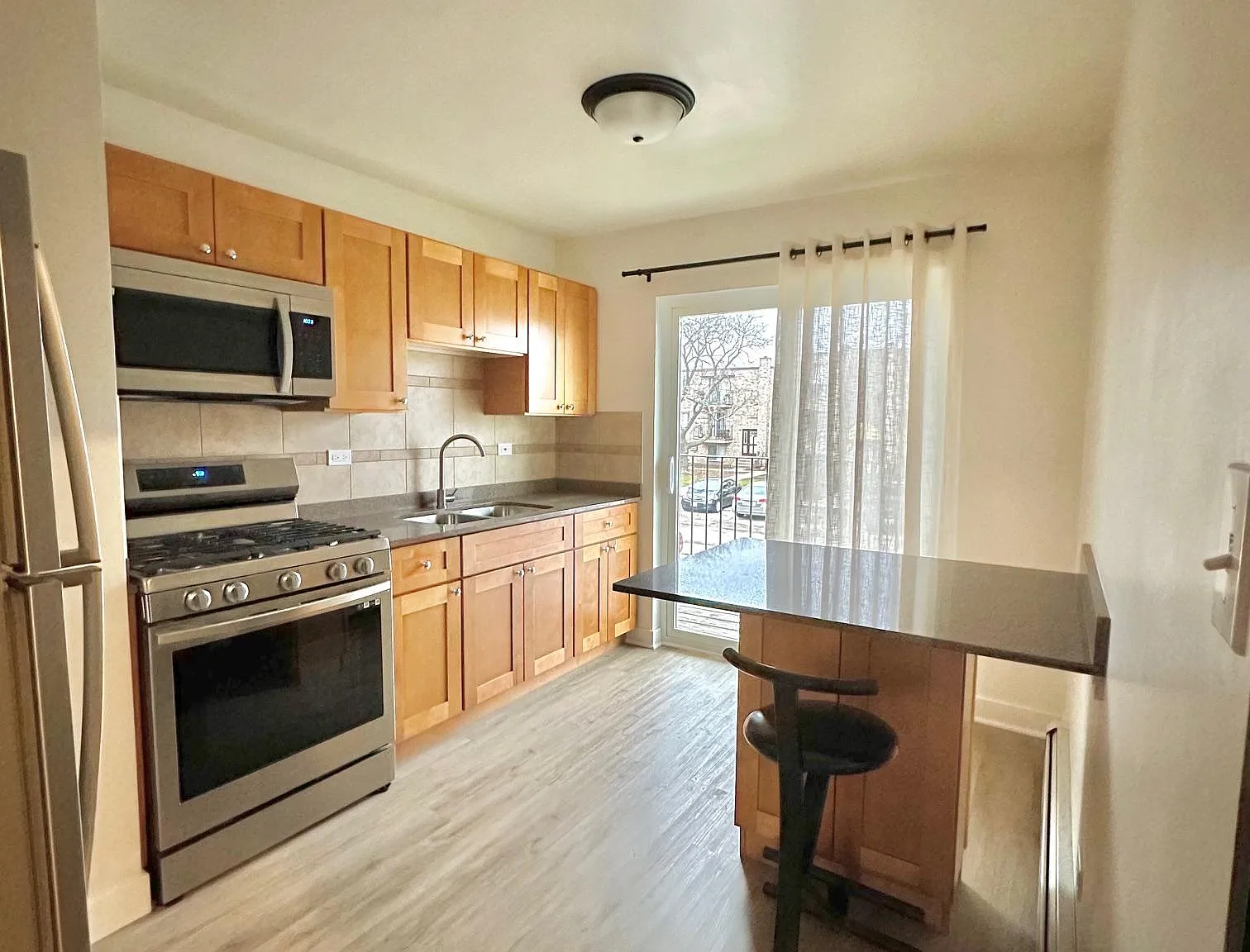 2 bed, 900 sqft, $1,750 — Photo 3