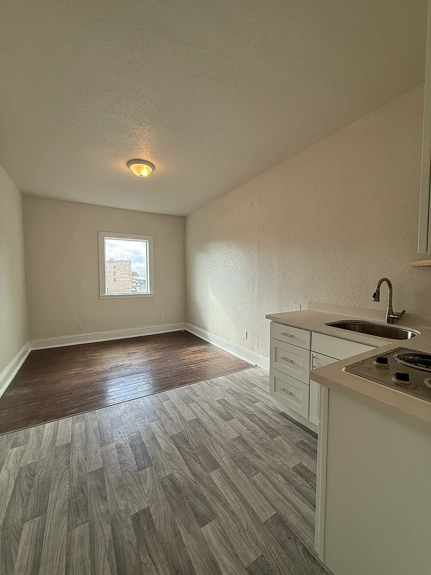 209 1/2 Wishkah St #309 photo 1