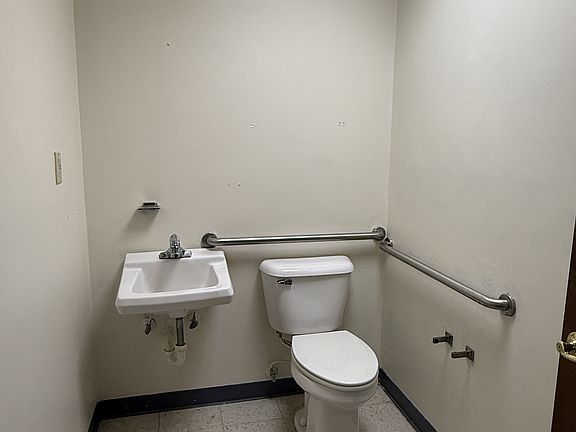 4th image of 1230 Woodland Dr Suite 209