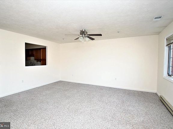 5th image of 902 W Irvin Ave