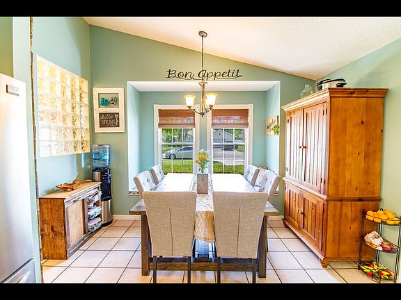 Dining area/kitchen nook