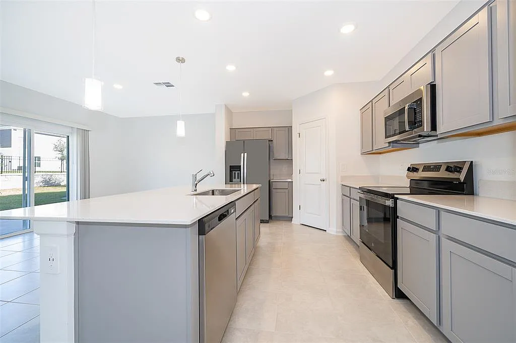4 bed, 2.5 bath, 1879 sqft, $2,350 — Photo 4