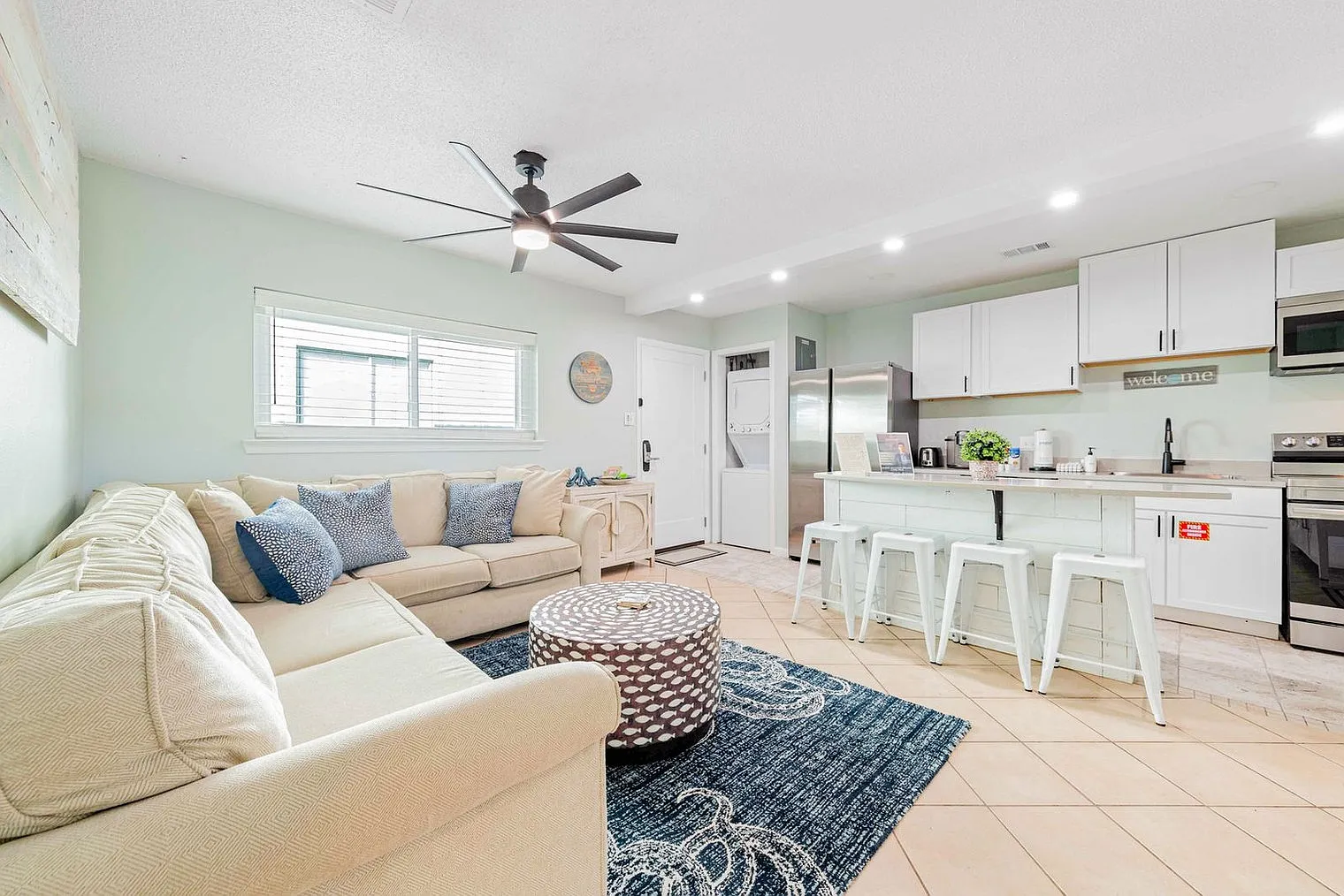 2 bed, 1.0 bath, 10225 sqft, $2,452 — Photo 3