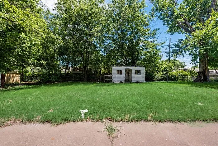 1014 W Belden St — Photo 16