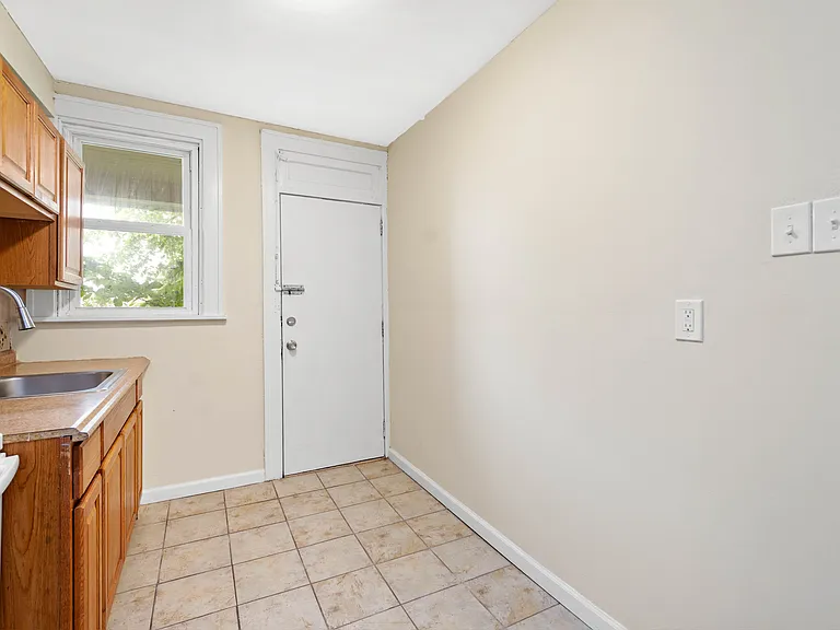 2228 S Braddock Ave — Photo 6