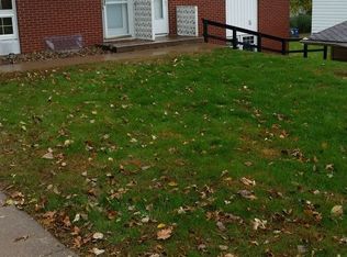 1323 Spring Valley Ln, Clinton, IA 52732