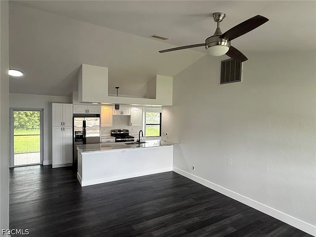 3 bed, 2.0 bath, 1451 sqft, $1,900 — Photo 3