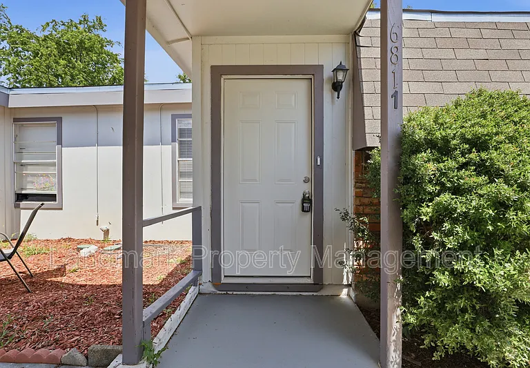 6811 Trail Lake Dr — Photo 4